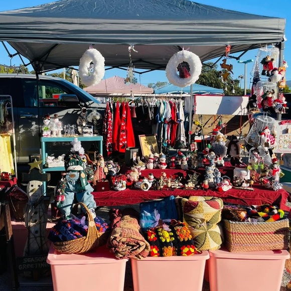 5 pound Christmas mystery box !! Mostly decorations figurines , garlands ect. - Picture 6 of 10